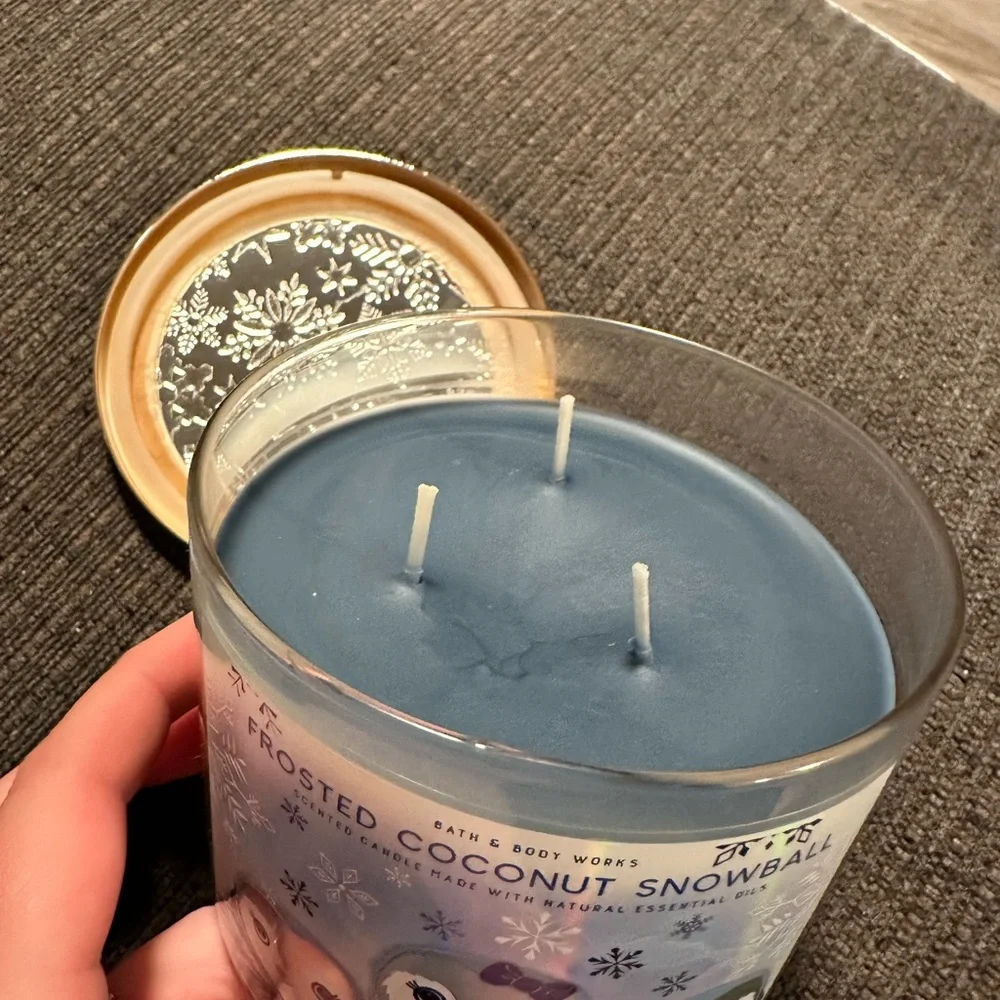 Bath & Body Works Frosted Coconut Snowball Scented Candle - Picture 2 of 3